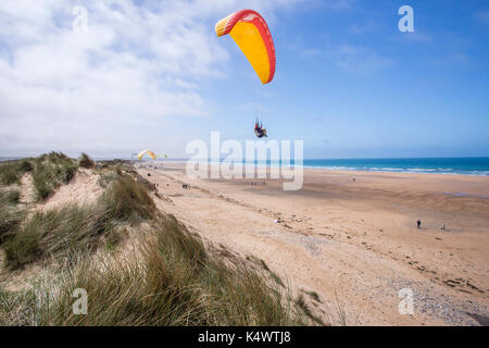 Francia, Manica, penisola del Cotentin, Cap de la Hague, dune di Biville, sito naturale protetto dal Conservatoire du litoral, parapendio Foto Stock