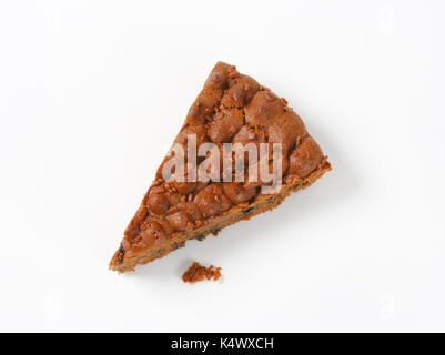 Fetta di torta al cioccolato casalinga su sfondo bianco Foto Stock