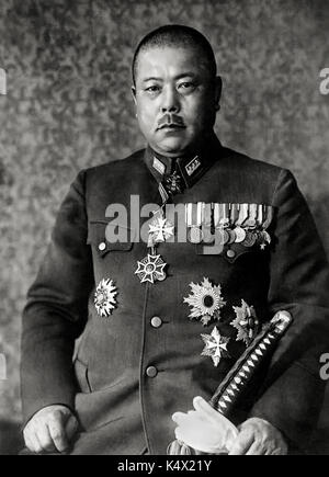 Generale Tomoyuki Yamashita (1885-1946) altamente decorato comandante del giapponese esercito xxv soprannominato il "Tiger di Malaya". Studio fotografico circa 1942 con medaglie e spada samurai. Foto Stock