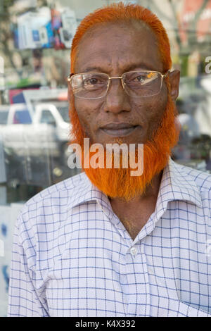 Un uomo del Bangladesh con henna morì orange capelli e barba sulla 74a Strada di Jackson Heights, Queens, a New York City Foto Stock