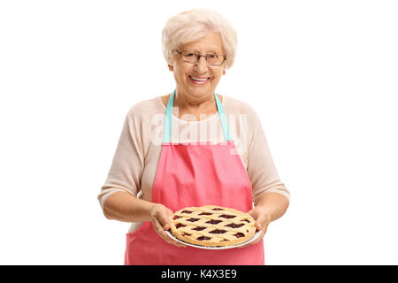 Donna anziana con pane appena sfornato pie isolati su sfondo bianco Foto Stock