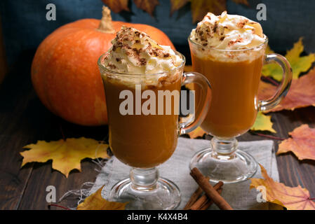 Latte macchiato di zucca con panna montata, autunno bevanda stagionali Foto Stock