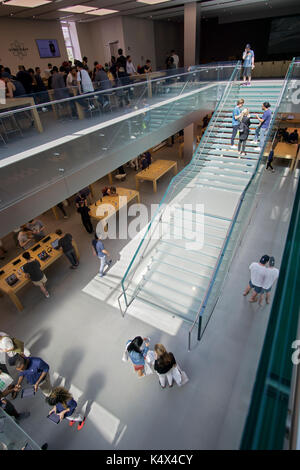 Una vista interna del negozio Apple Store nella sezione di Soho di Manhattan, New York City Foto Stock