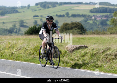 Ciclista a cavallo su minchinhampton common vicino a Stroud gloscestershire England Regno Unito. Foto Stock