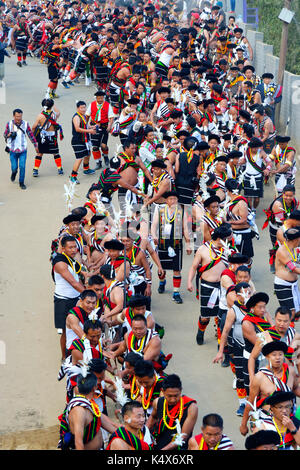 Naga tribesmen partecipando alla stone tirando cerimonia durante la kisima nagaland hornbill festival, kohima, Nagaland, India Foto Stock