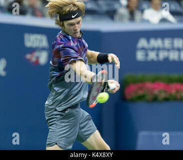 New York, Stati Uniti. 06 Sep, 2017. Andrey Rublev della Russia restituisce palla durante il match contro Rafael Nadal di Spagna a US Open Championships a Billie Jean King National Tennis Center Credito: Lev Radin/Pacific Press/Alamy Live News Foto Stock