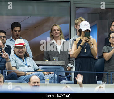 New York, NY, Stati Uniti d'America. 6 Sep, 2017. Uma Thurman assiste match tra Rafael Nadal di Spagna & andrey Rublev della Russia a US Open Championships a Billie Jean King National Tennis Center Credito: Lev Radin/Pacific Press/Alamy Live News Foto Stock