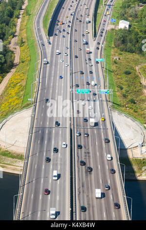 Vista al di sopra del ponte su Moskva (Mosca) sul fiume novorizhskoye shosse russo di strada m9 autostrada del mar Baltico nella soleggiata giornata estiva Foto Stock