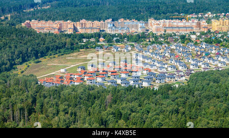 Vista sopra di moderne villette e case appartamenti nel verde della foresta della regione di Mosca in opaliha distretto della città krasnogorsk Foto Stock