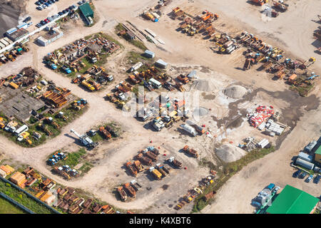 Al di sopra di vista delle vetture nel paese deposito motore vicino a Istria città nella regione di Mosca nel giorno di estate Foto Stock