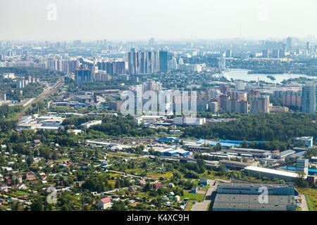 Al di sopra di vista di pavshinsky floodplain (pavshinskaya poyma) del distretto di krasnogorsk città sul lungomare di fiume Moskva nel sobborgo di Mosca nel giorno di estate Foto Stock