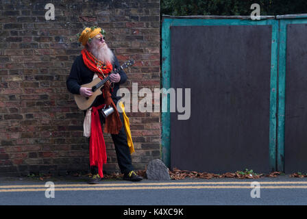 Hippy New age, pensionato di vecchiaia, anziano vagante Minstrel, divertirsi a Carshalton Surrey. Sud di Londra Regno Unito Inghilterra 2017 2010s HOMER SYKES Foto Stock