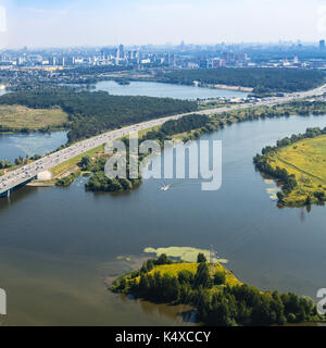 Al di sopra di vista di pavshinsky cassa di espansione del fiume Moskva con novorizhskoye shosse russo di strada m9 autostrada del mar Baltico alla città di Mosca Foto Stock