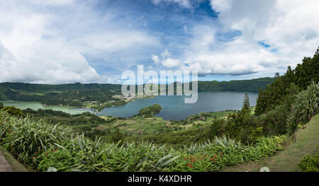 Lagoa Verde (verde) e Lagoa Azul (blu), Caldeira das Sete Cidades da Miradouro da lagoa de Santiago, Sao Miguel, Azzorre, Portogallo Foto Stock