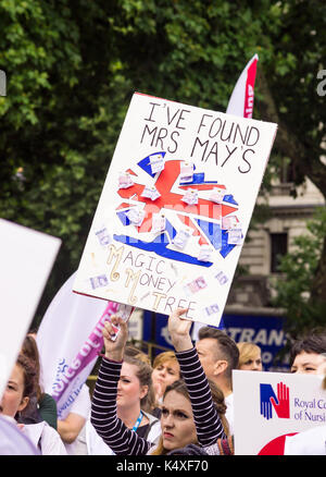 Migliaia di infermieri, membri del pubblico e altri operatori sanitari si sono riuniti in Parlamento Sq, Londra per protestare contro il governo contro la PAC. Foto Stock