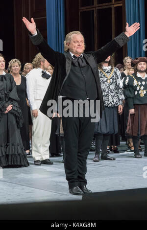 Michael volle come Hans Sachs prendendo un curtain call a Die Meistersinger, Bayreuth Opera Festival 2017, Baviera, Germania Foto Stock