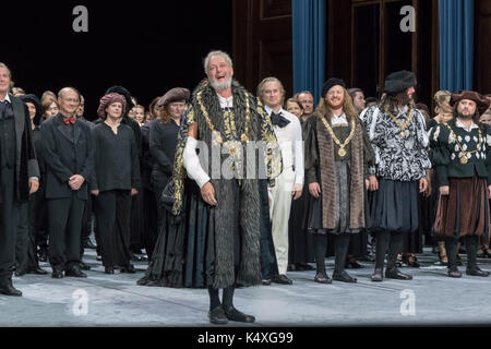 Johannes Martin Kränzle come Beckmesser prendendo un curtain call a Die Meistersinger, Bayreuth Opera Festival 2017, Baviera, Germania Foto Stock