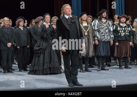 Klaus Florian Vogt come Walther prendendo un curtain call a Die Meistersinger, Bayreuth Opera Festival 2017, Baviera, Germania Foto Stock