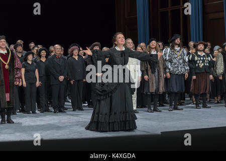 Anne Schwanewilms come Eva prendendo un curtain call a Die Meistersinger, Bayreuth Opera Festival 2017, Baviera, Germania Foto Stock