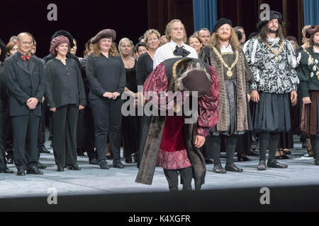 Günther Groissböck come Pogner prendendo un curtain call a Die Meistersinger, Bayreuth Opera Festival 2017, Baviera, Germania Foto Stock