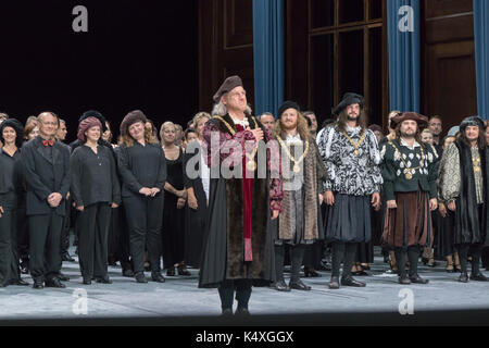 Günther Groissböck come Pogner prendendo un curtain call a Die Meistersinger, Bayreuth Opera Festival 2017, Baviera, Germania Foto Stock