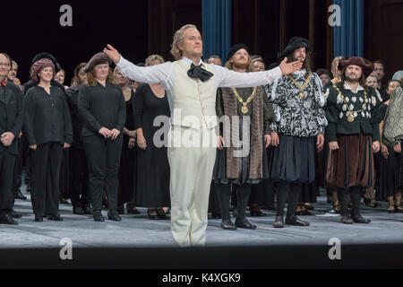 Daniel Behle negli anni venti come David tenendo una tenda a chiamata in corrispondenza die Meistersinger, Bayreuth Opera Festival 2017, Baviera, Germania Foto Stock