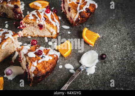 Inglese britannico paste tradizionali. cookies torta cranberry scones con buccia di arancia, con dolci di smalto bianco, nero tavolo di pietra, spazio di copia Foto Stock