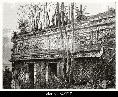 Le rovine di un antico tempio Maya tetto in pietra e vegetazione che cresce su di esso. Il monastero edificio Maya in Chichen-Itza,Yucatan Messico. Da Guaiaud pubblicato in Le Tour du Monde Parigi 1862 Foto Stock