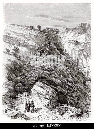 Paesaggio roccioso sul Vesuvio con lava raffreddata in un antico illustrazione verticale. Creato da Riou dopo foto di autore ignoto pubblicato in Le Tour du Monde Parigi 1862 Foto Stock