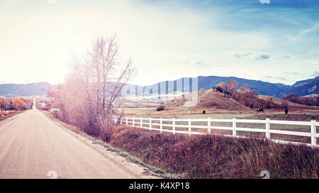 Vintage immagine stilizzata di un paesaggio tranquillo panorama al tramonto. Foto Stock