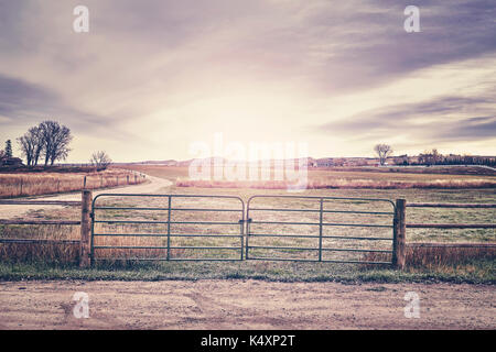 Vintage immagine stilizzata di un paesaggio tranquillo panorama al tramonto. Foto Stock