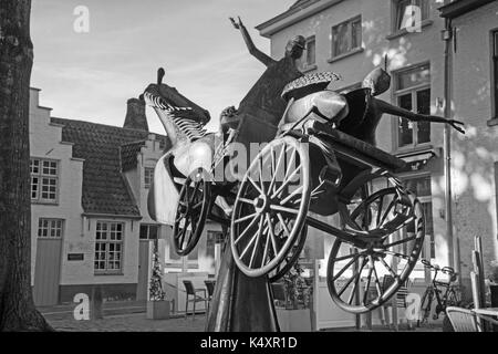 Bruges, Belgio - 11 giugno 2014: il zeus, Leda, Prometeo e pegasus visitare Bruges, statua in walplein da jef claerhout (tielt 1937), belga scolpire Foto Stock