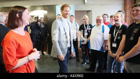 Il principe Harry incontra una vasta di gamma di organizzazioni per la gioventù presso il mac a Belfast nel corso di una visita in Irlanda del Nord. Foto Stock