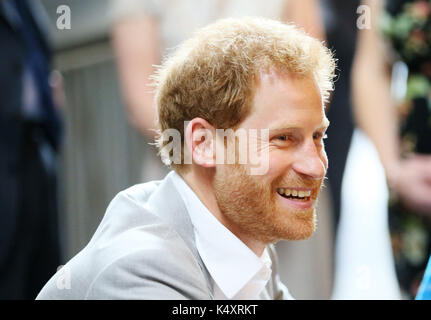 Il principe Harry incontra una vasta di gamma di organizzazioni per la gioventù presso il mac a Belfast nel corso di una visita in Irlanda del Nord. Foto Stock