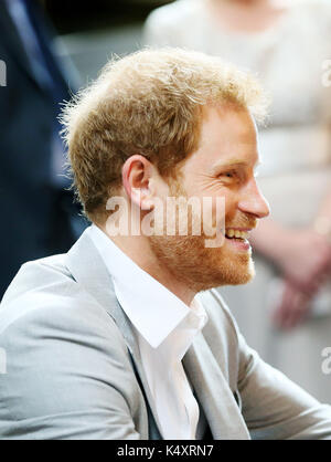 Il principe Harry incontra una vasta di gamma di organizzazioni per la gioventù presso il mac a Belfast nel corso di una visita in Irlanda del Nord. Foto Stock