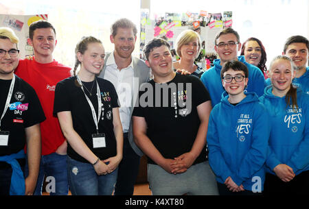 Il principe Harry incontra una vasta di gamma di organizzazioni per la gioventù presso il mac a Belfast nel corso di una visita in Irlanda del Nord. Foto Stock