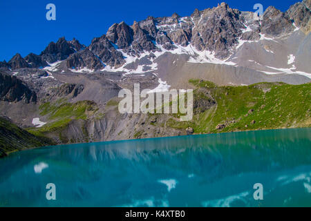 Il lago di sainte anne qeyras in hautes Alpes in Francia Foto Stock