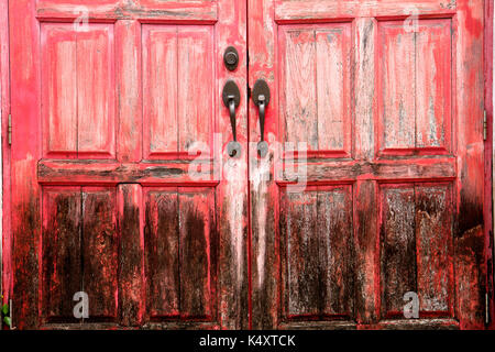 Vecchia serratura sulla porta. serratura sulla porta di una vecchia casa colonica . vero stile villaggio. close-up. focus sulla serratura Foto Stock