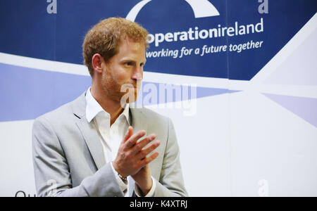 Il principe Harry incontra una vasta di gamma di organizzazioni per la gioventù presso il mac a Belfast nel corso di una visita in Irlanda del Nord. Foto Stock