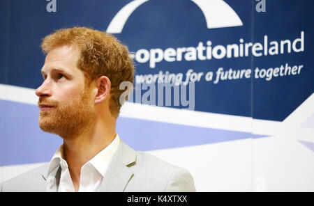 Il principe Harry incontra una vasta di gamma di organizzazioni per la gioventù presso il mac a Belfast nel corso di una visita in Irlanda del Nord. Foto Stock