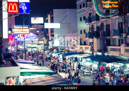 BANGKOK - 13 ottobre: turisti e viaggiatori con lo zaino in spalla a piedi da Khao San Road il 13 ottobre 2014 a Bangkok, in Thailandia. Khao San Road è un famoso basso bilancio ho Foto Stock