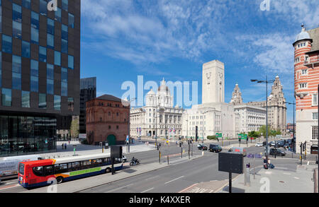 Il trefolo, Liverpool, nella sua giunzione con James Street mostra, centro pier head gruppo di edifici e, a destra, ex stella bianca hq, ora l'hotel. Foto Stock