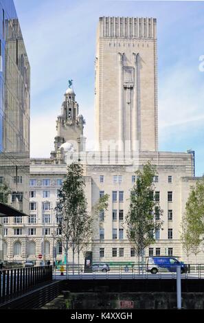 George's dock ventilazione e la stazione di controllo alla giunzione del filamento e l'isola di Mann, Liverpool, con il Royal Liver Building in background. Foto Stock