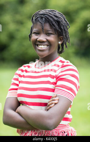 Outdoor ritratto di sorridente ragazza adolescente Foto Stock