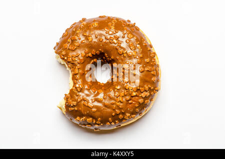 Morso-nella ciambella ciambella con glassa di cioccolato smalto Foto Stock