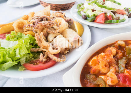 Piatti greci tradizionali serviti al ristorante all'aperto Foto Stock
