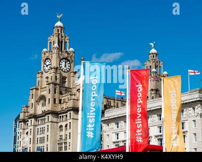 Royal Liver Building, Pier Head, Liverpool, mostrando banner di Liverpool. Foto Stock