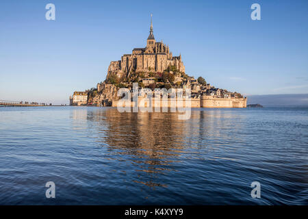 Mont Saint Michel (Saint Michael Mount), Normandia, a nord-ovest della Francia: Le Mont Saint Michel visto dal mare durante una molla di marea, equ autunnali Foto Stock