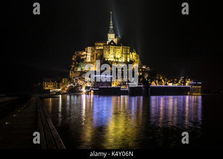 Mont Saint Michel (saint michael mount), normandia, a nord-ovest della Francia: il monte illuminato di notte durante la stagione di natale Foto Stock