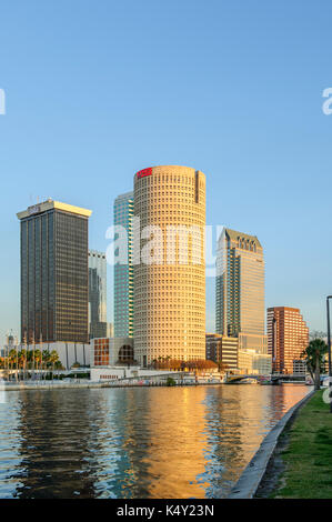 Tampa Florida, USA, skyline del centro con il fiume Hillsborough in primo piano come si vede dall'Università di Tampa. Foto Stock